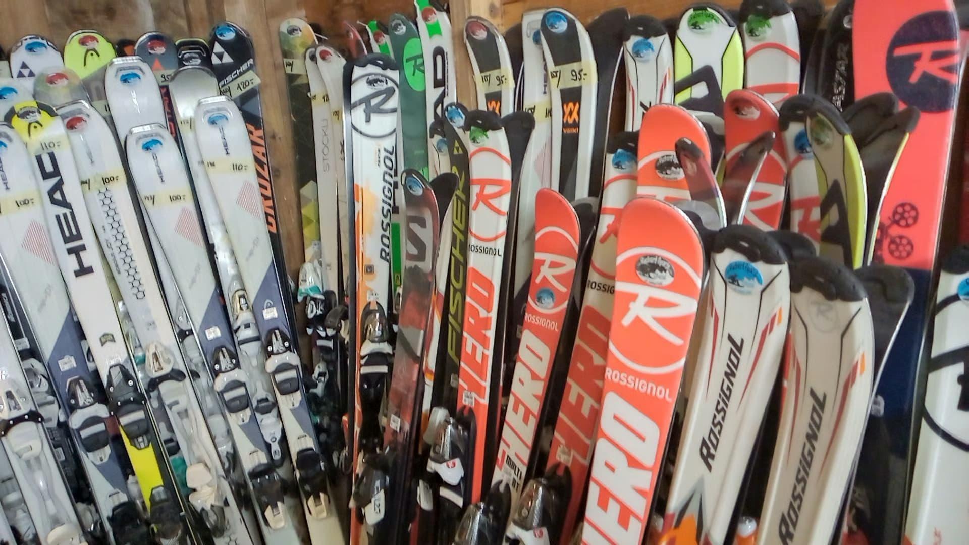 Skis carving et freestyle d'occasion pas chers à Leysin